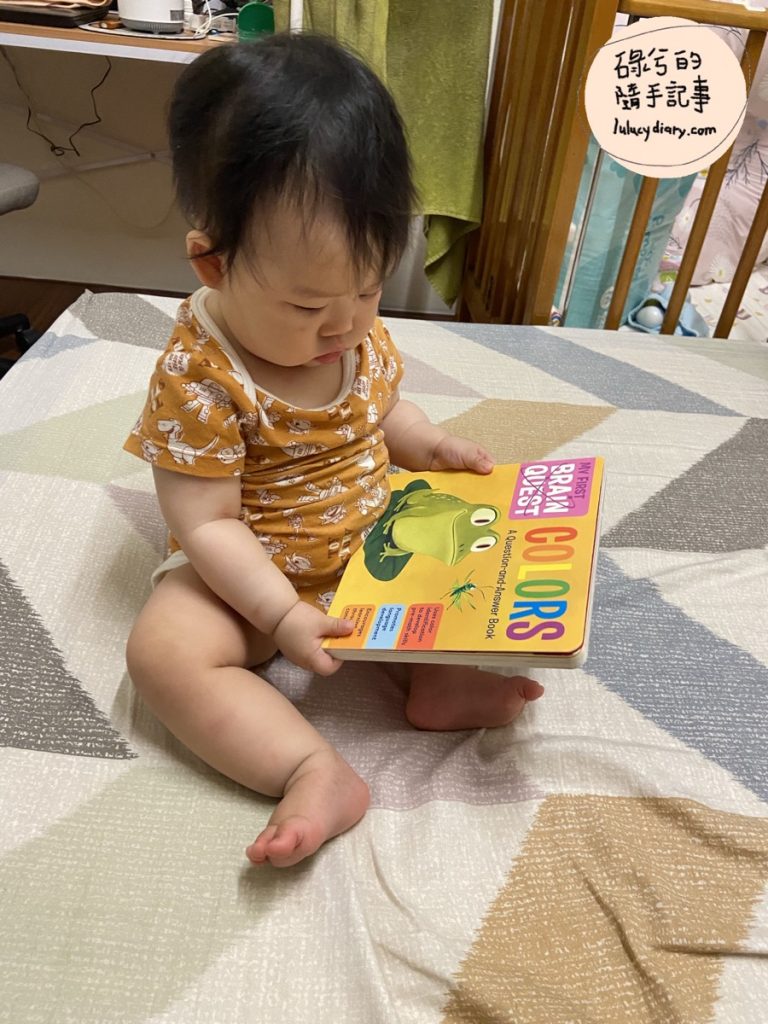 哺餵母乳-全親餵的優缺點-寶寶可以坐著看書