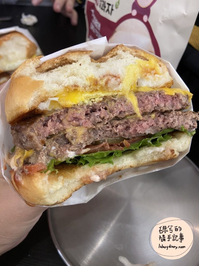 樂堡the burger-雙層芝士牛肉.太陽蛋(被咬好幾口)