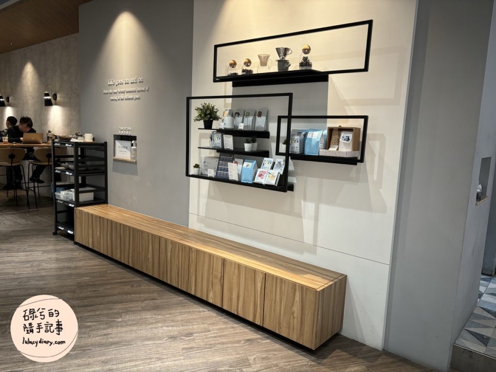 Cuiqu Coffee奎克咖啡 台北瑞光店店內環境-長椅及回收區